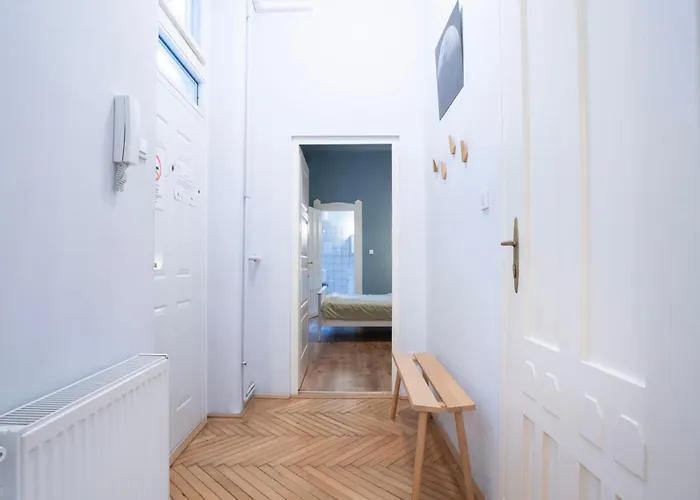 Super Comfort With 3 Next To Opera *